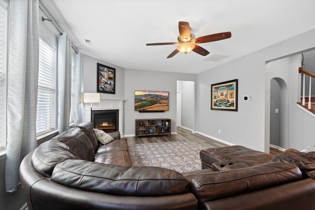 Building Photo - Stunning Apex Home with First-Floor Privat...