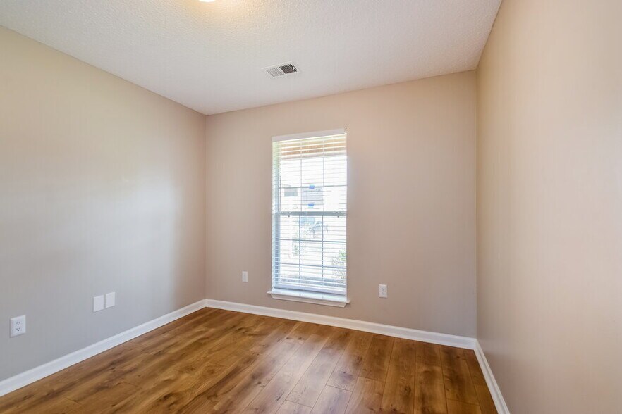 Building Photo - 1720 Avery Cove
