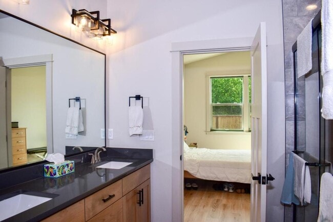 Building Photo - 214 Oak Crest Way