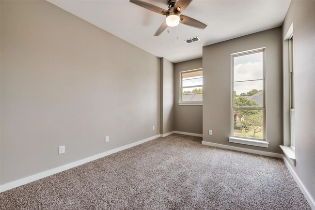Building Photo - 914 St George Pl