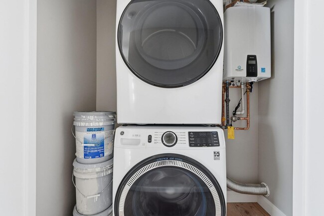 Building Photo - 6819 E Paradise Pkwy