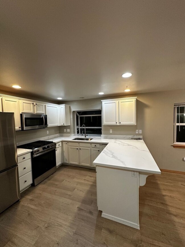 Building Photo - Updated 3 beds/ 2 bath townhome for rent!