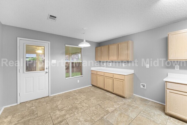 Building Photo - Charming 3-Bedroom Home in Arlington – Man...