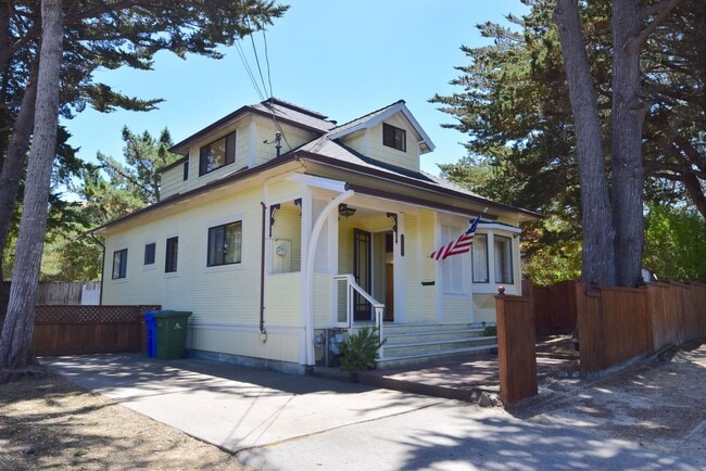 Building Photo - Fantastic Home in New Monterey Near DLI