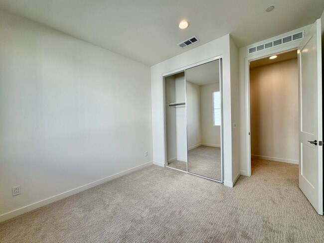 Building Photo - BRAND NEW 4 BED, 3.5 BATHS, 2070 SQ FT TOWNHOME BY KH HOMES