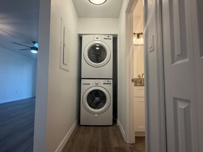 Building Photo - "Charming 2-Bed, 2-Bath Condo Retreat in Punta Gorda's Prime Location - 950 Sq Ft of Comfort!"