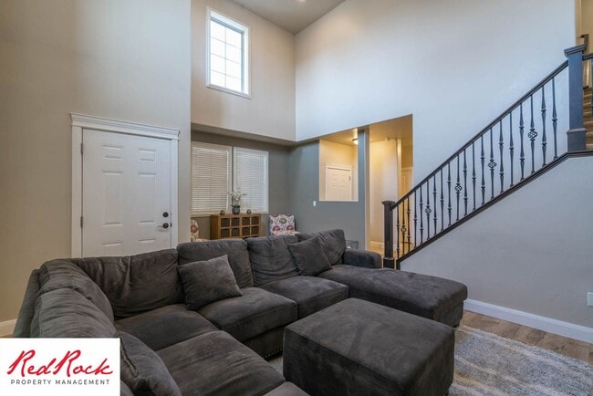 Building Photo - Move In Special- $500 Off First Month's Rent! 3 Bedroom, Fully Furnished Home.