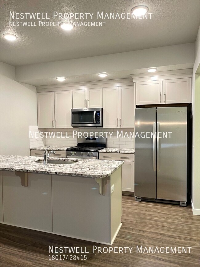 Building Photo - Amazing End-Row Townhome in Traverse Mountain