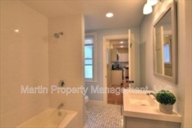 Building Photo - 14-14 Beltran St