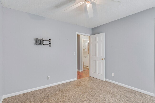 Building Photo - 3 Bedroom Dog Friendly Home For Rent Near St. B Area!