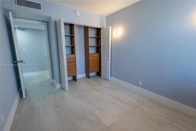 Building Photo - 20350 W Country Club Dr