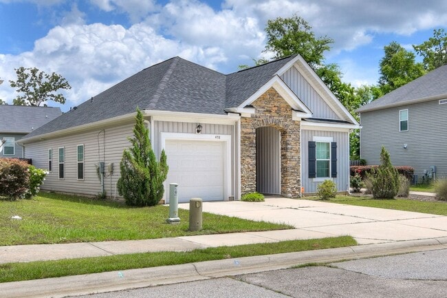 Building Photo - 3 Bedroom 2 Bath in Canterbury Farms