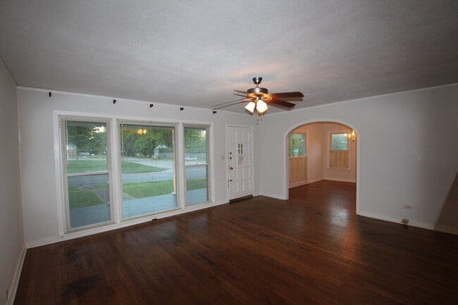 Building Photo - Available-Adorable Large 3 bedroom Home near Downtown!