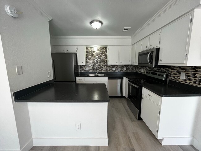 Building Photo - Adorable 2 bedroom, 1 bath!! Washer and Dr...