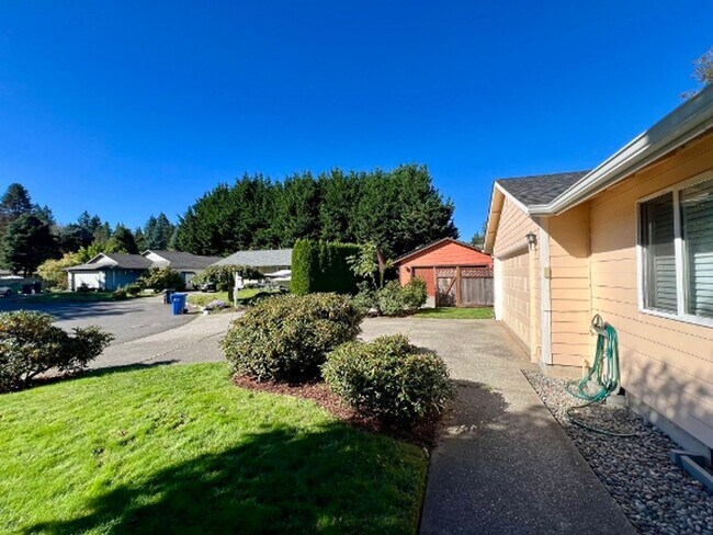 Building Photo - PENDING APPLICATION; 3 BD w/ Vaulted Ceiling