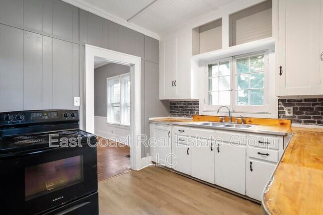 Building Photo - 208 N Mary St