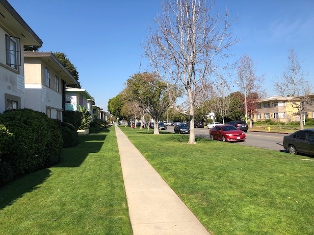 North on Barington Ave 2 - 3181 S Barrington Ave