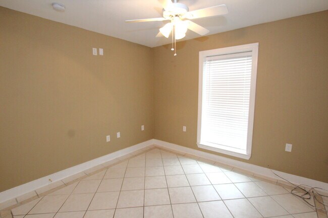 Building Photo - Coastal Condo Living with Pensacola Bay Views, Waterfront Pool Access & Prime Location Near Downt...