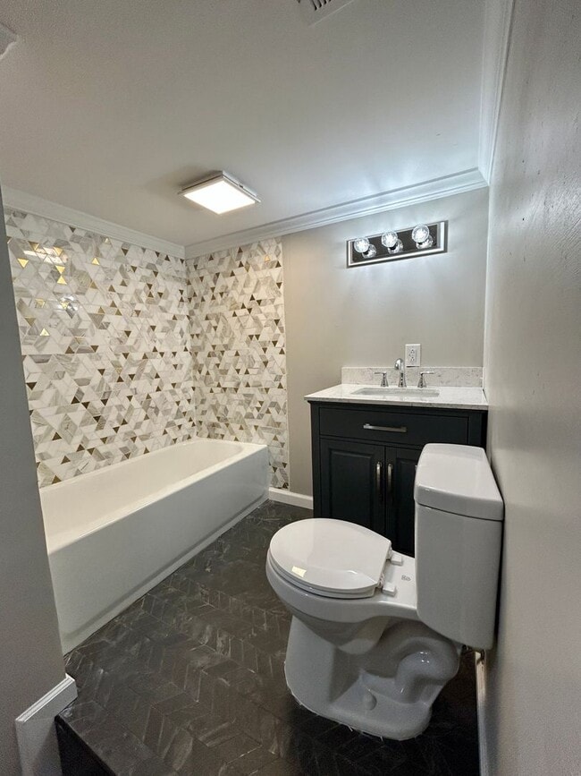 Building Photo - 5th- 308