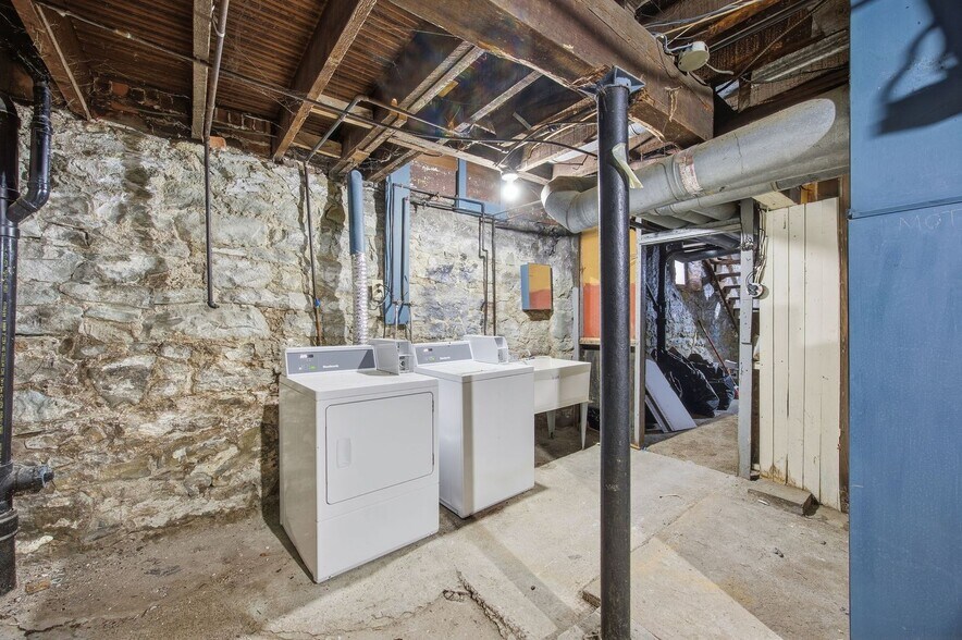 Building Photo - 141 Oneida St