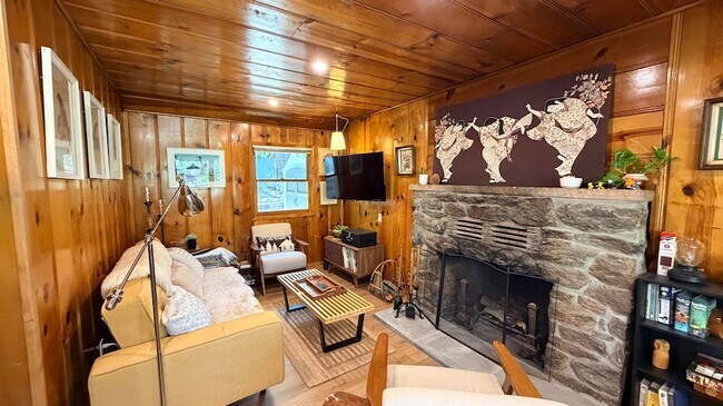 Building Photo - 53685 Country Club Dr