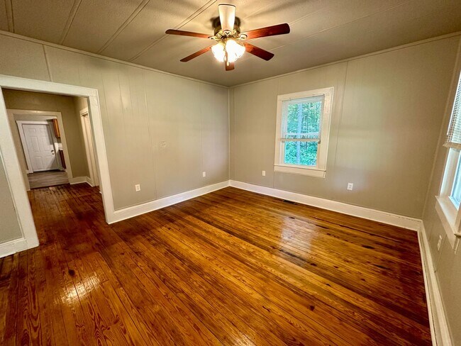 Building Photo - The High Street Charmer