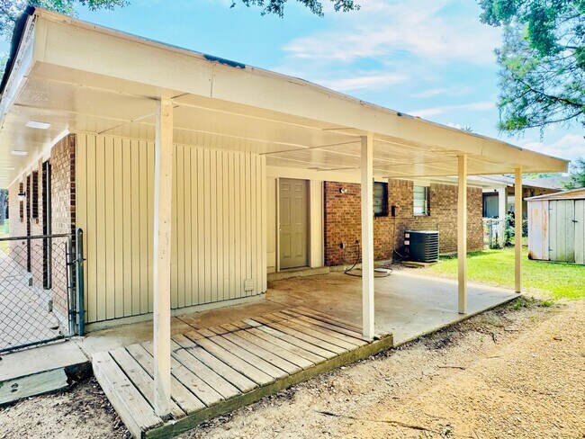 Building Photo - Cozy Meets Spacious: 4BR/2BA with Bonus Den & Patio