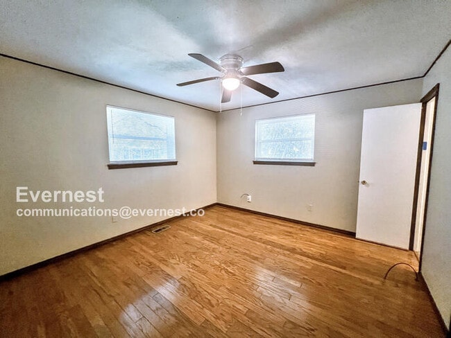 Building Photo - 401 Oak Ln