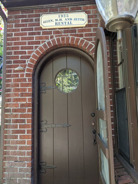 Entry - 221 NW 28th St