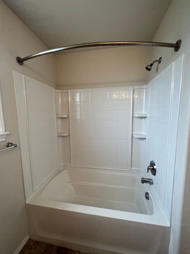 Building Photo - Lovely 4 bedroom (+ 2 living rooms) 2.5 ba...