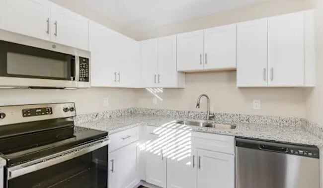 Building Photo - 2818 17th Ave N