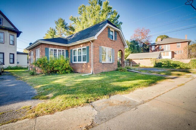 Building Photo - Coming Soon!! Charming 3 bed 2 Bath | Sunroom + Garage + Patio | Summer Special !