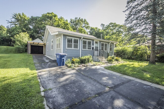 Building Photo - 2 Bedroom 2 Bathroom Home Available