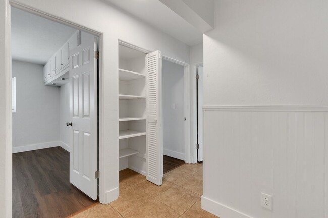 Building Photo - Modern Sarasota 3 Bedroom Home With Separa...