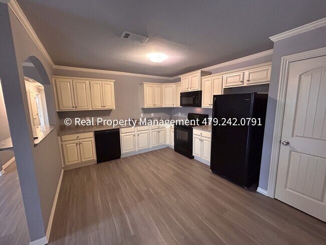 Building Photo - MOVE IN SPECIAL - HALF OFF MOVE IN RENT! B...