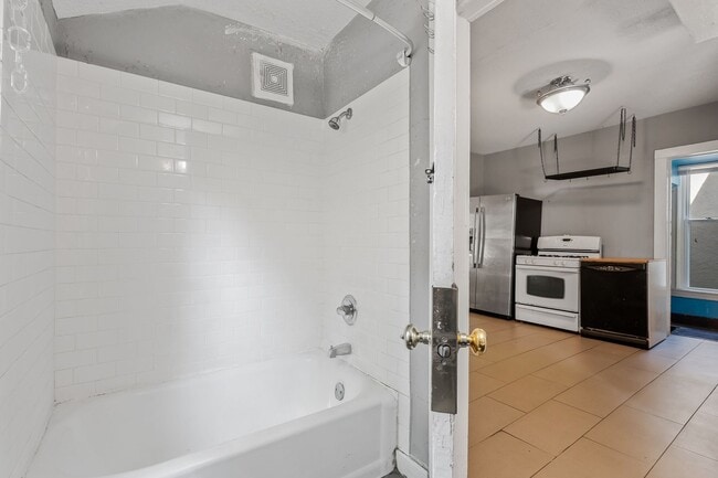 Building Photo - MUST SEE! Spacious 5BD/2BA Home near the U...