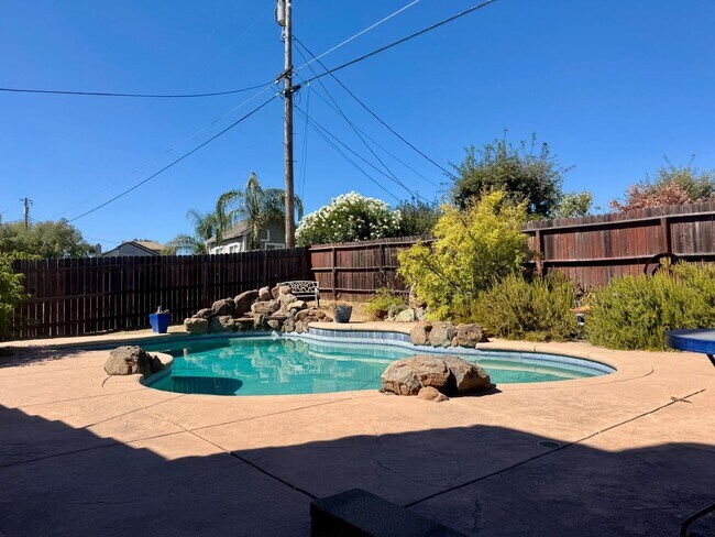 Building Photo - 2555 Westridge Dr