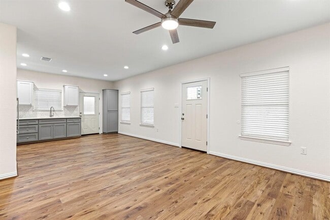 Building Photo - 1303 Aransas St