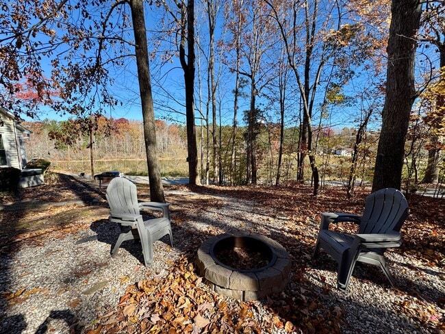 Building Photo - AVAILABLE TO SHOW!