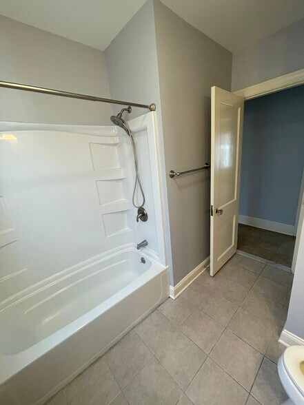 bathroom - 552 Townsend Ave