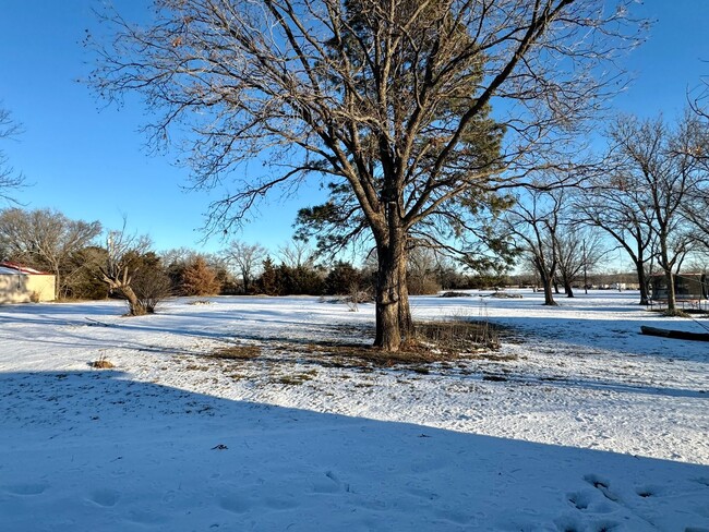 Building Photo - Updated 2 bedroom 2 bathroom in Augusta, KS