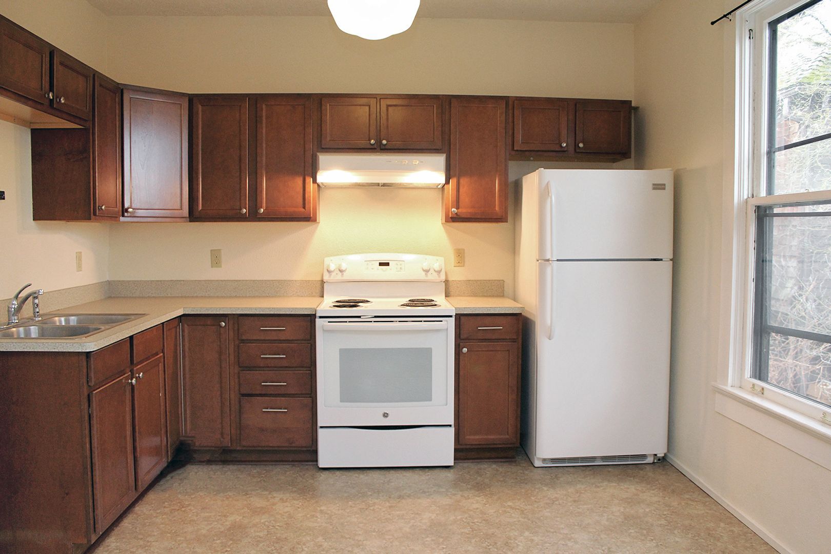 Building Photo - 3719 S Hood Ave