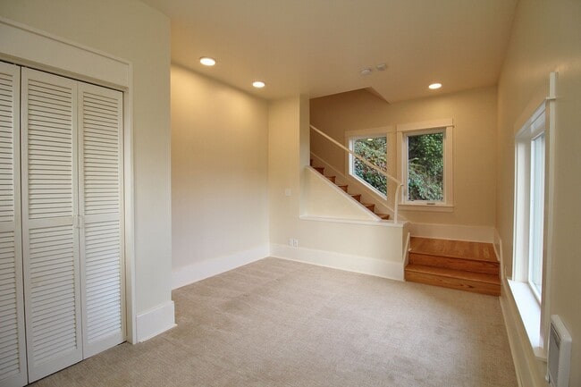 Building Photo - 2400 SW Hoffman Ave