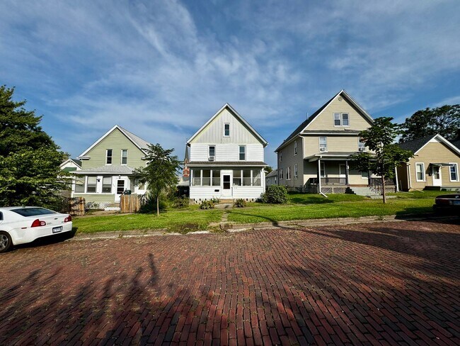 Building Photo - 410 9th St