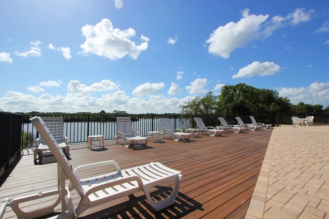 Building Photo - 1/1 Top Floor Condo in Gated Lakefront Com...