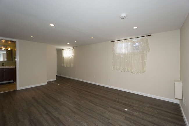 Building Photo - 3002 32nd Ave W