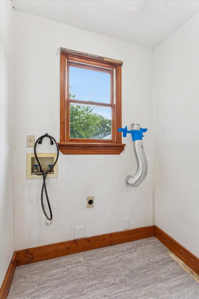 Building Photo - "Charming 3-Bedroom Retreat with 2 Full Baths in Hampton – Spacious 1494 Sq Ft Gem!"