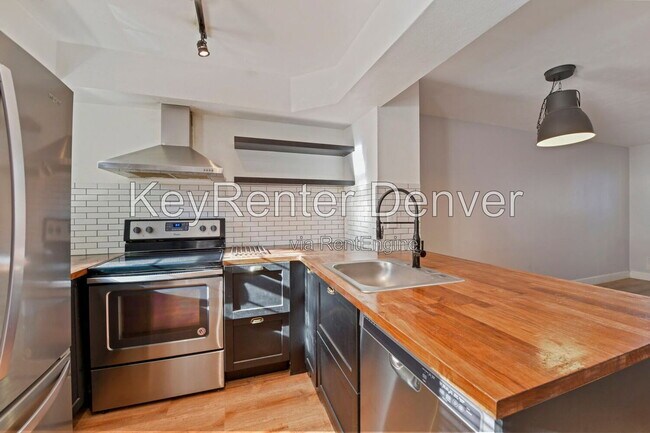 Building Photo - 1811 S Quebec Way