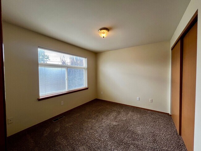 Building Photo - pl102