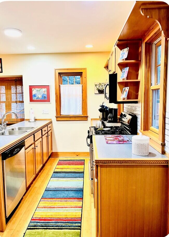 Building Photo - 520 S Maple St